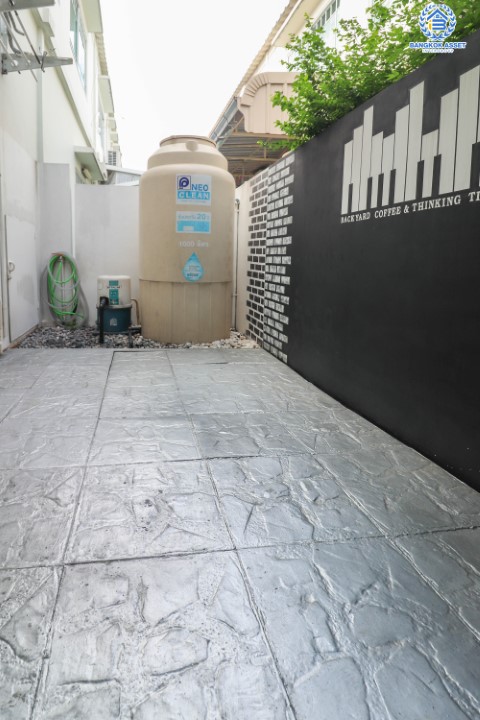 *****ทาวน์เฮ้าส์มือสองย่านนนทบุรี ม.อินดี้ บางใหญ่ คุณภาพระดับแบรนด์ L&H บนเนื้อที่ 18.1 ตร.ว. ฟังก์ชัน 2 ห้องนอน 3 ห้องน้ำ 1 ที่จอดรถ ตกแต่งสไตล์โมเดิร์น เพียง 700 ม.ก็ถึงถ.กาญจนาฯ ใกล้เซ็นทรัลเวสต์เกต และรถไฟฟ้าสายสีม่วง "สถานีตลาดบางใหญ่"